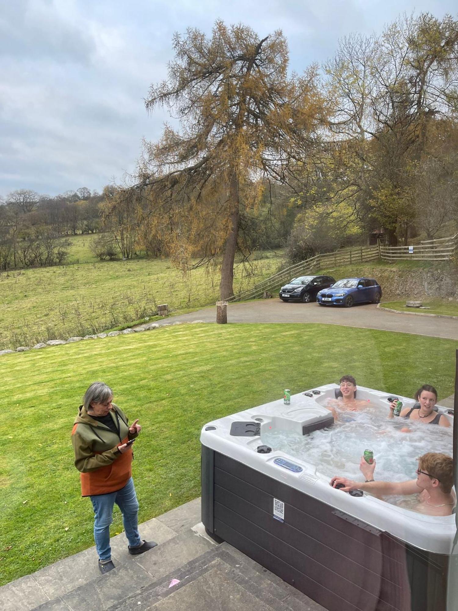 3 Bedroom Barn Conversion With Hot Tub-Garden View - Ty Cerrig Barn Corwen Kültér fotó