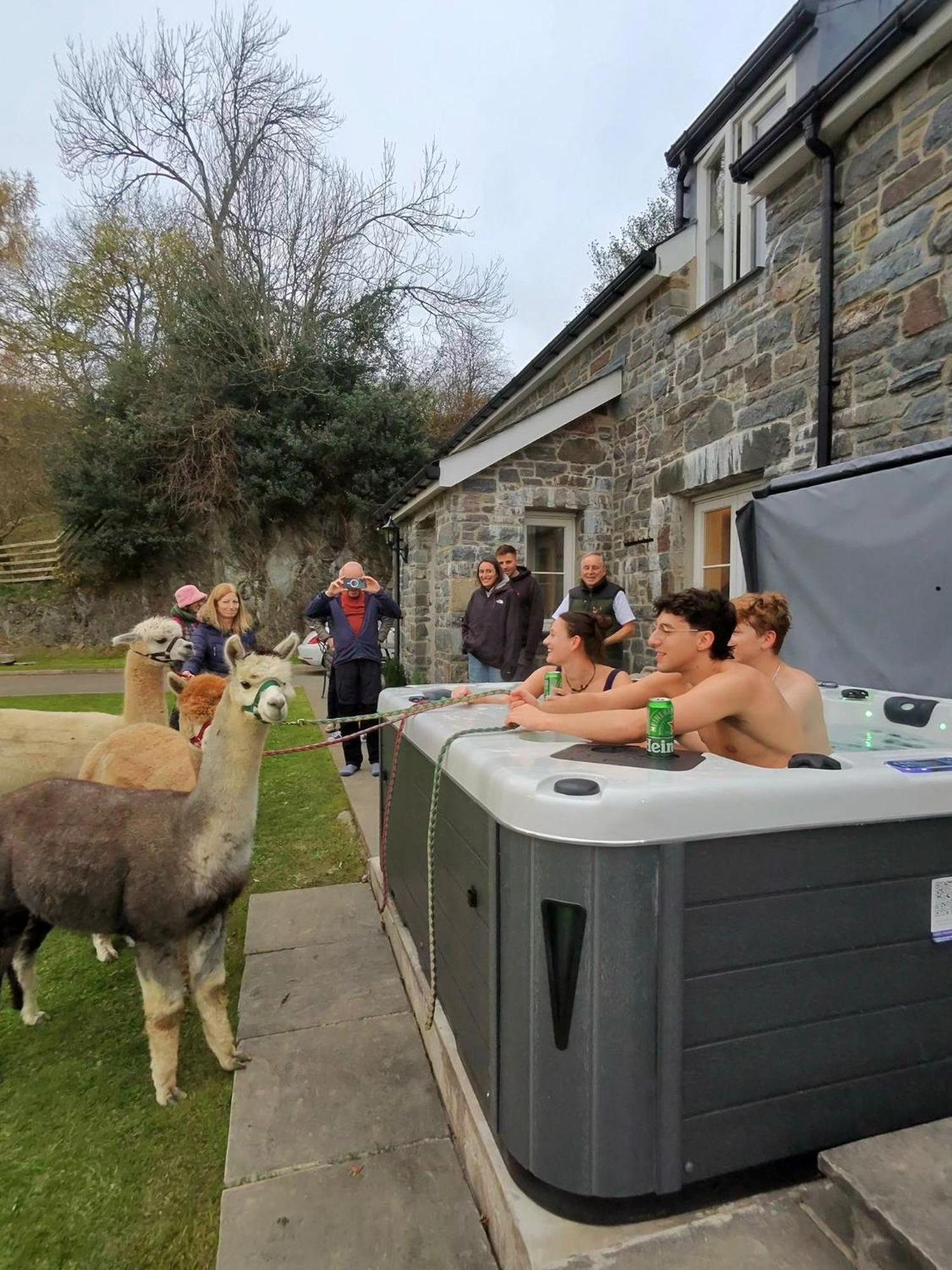 3 Bedroom Barn Conversion With Hot Tub-Garden View - Ty Cerrig Barn Corwen Kültér fotó