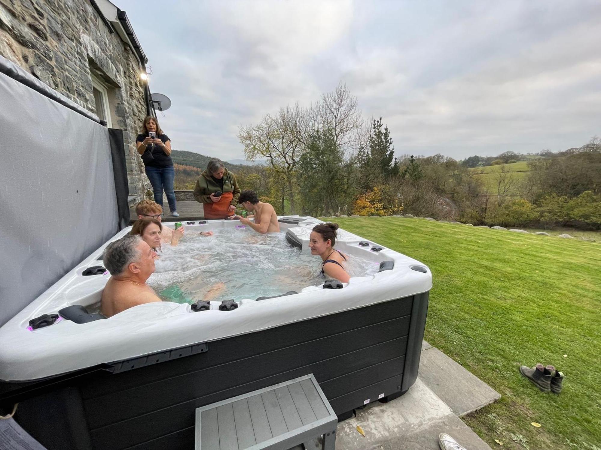 3 Bedroom Barn Conversion With Hot Tub-Garden View - Ty Cerrig Barn Corwen Kültér fotó